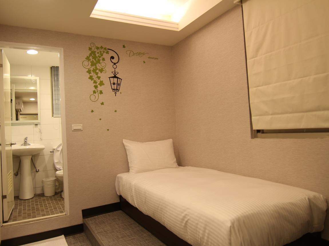 Holiday Fun Hostel Taipei Exterior photo