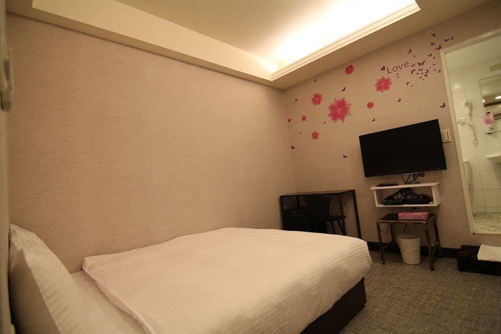 Holiday Fun Hostel Taipei Exterior photo